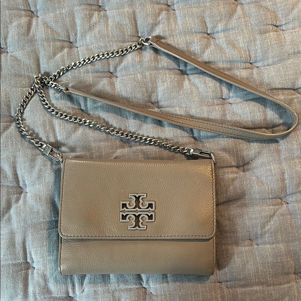 Tory Burch Britten Chain Wallet Crossbody Bag in Grey